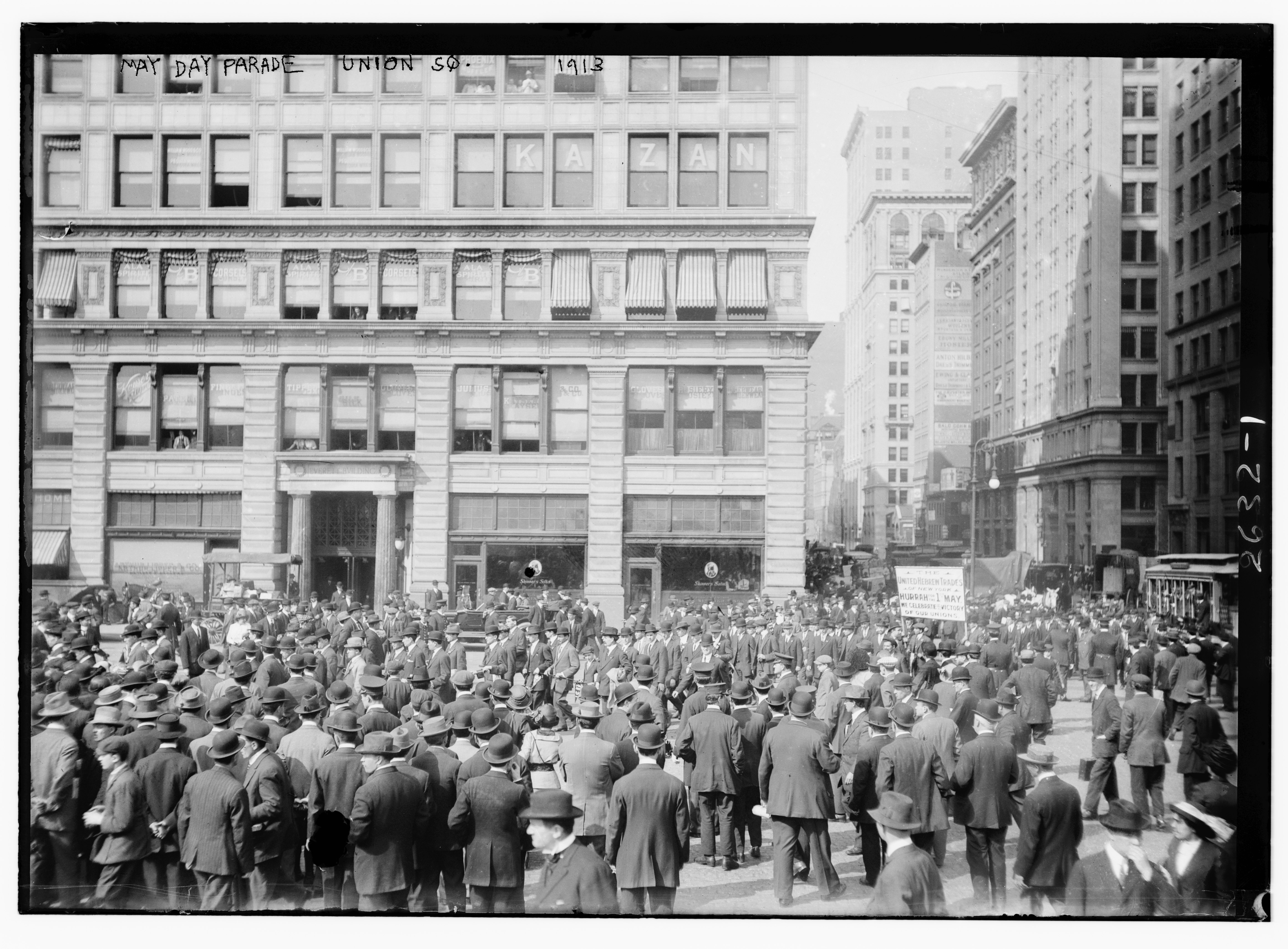 Pochód pierwszomajowy na Union Square w Nowym Jorku w 1913 roku — gęsty tłum uczestników z transparentami